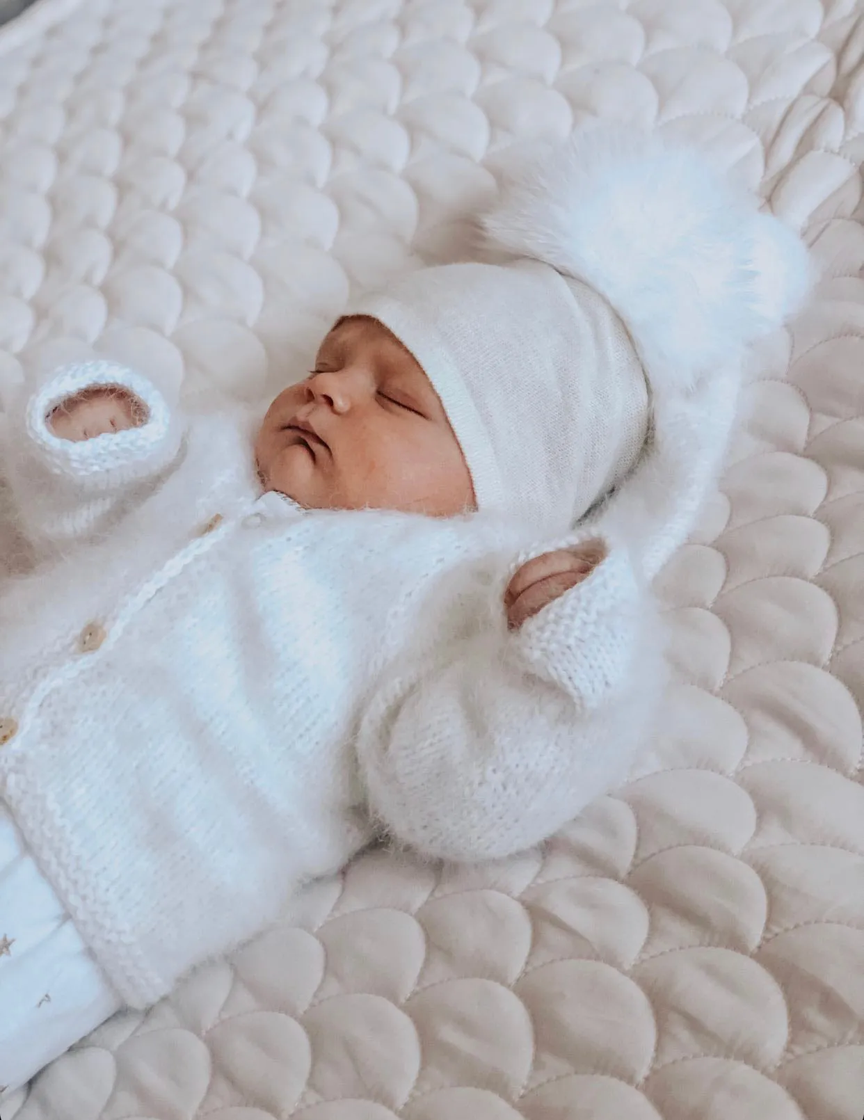 MI LOVES SIGNATURE LUXURIOUS FINE KNIT ANGORA HAT WITH FOX FUR POMPOM